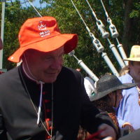 kardinal schoenborn mit wanderhut
