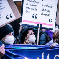 IG24_Credits Christopher Glanzl - Protest von 24h-Betreuerinnen auf der Straße mit Schildern